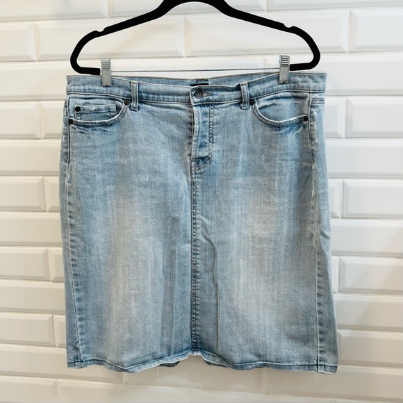Mossimo Supply Co. Dresses & Skirts - Women’s 14 Mossimo Light Wash Straight Denim Skirt